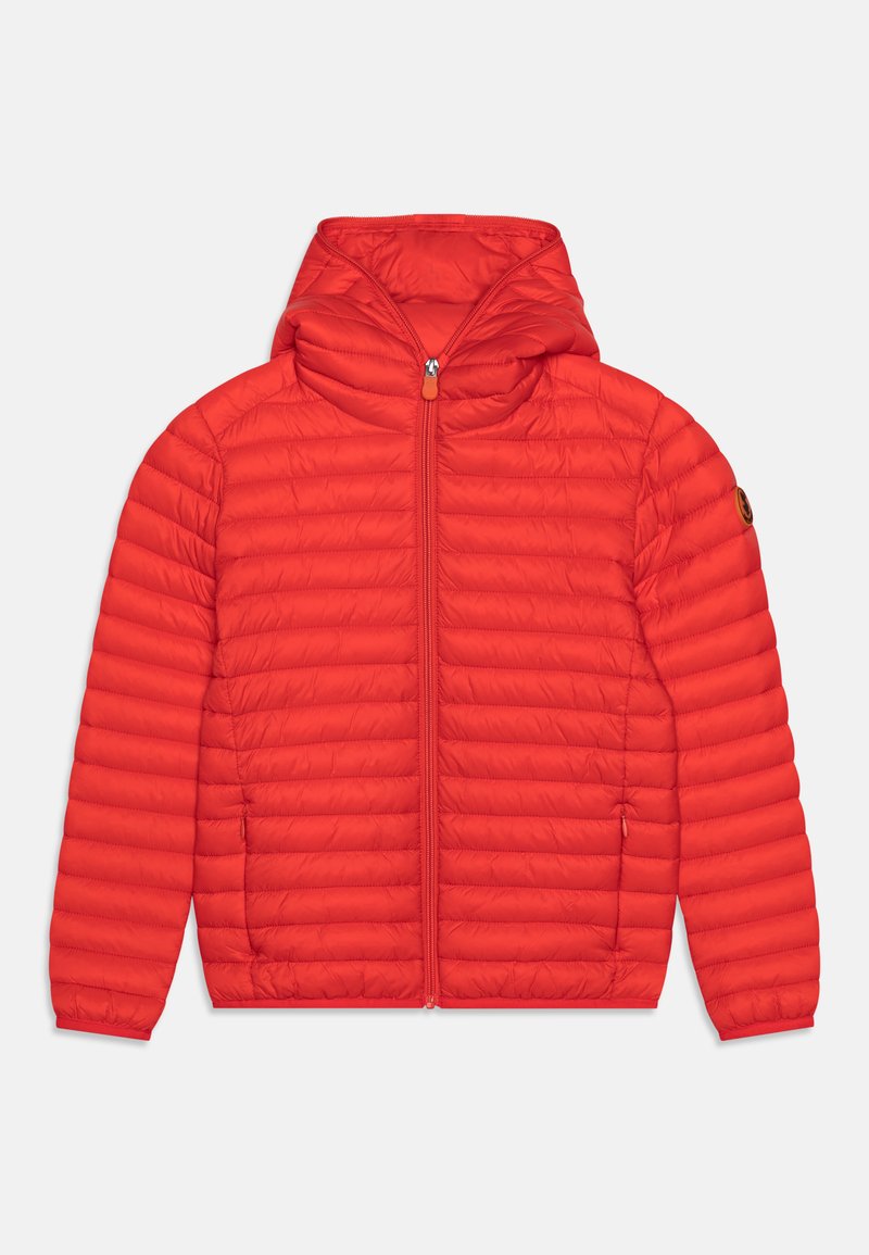 Rote gepolsterte Jacke mit Kapuze, ausgestattet mit einem durchgehenden Reißverschluss, horizontaler Steppstruktur und einem Logo-Detail am linken Ärmel.