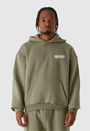 Olivengrüner Kapuzenpullover mit Kängurutasche, gerippten Bündchen und einem kleinen weißen Logo auf der Brust. Aus weichem Baumwollmix.