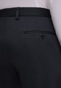 Donkergrijze broek van gestructureerde stof, met een subtiele achterzak met knoop en een platte tailleband.