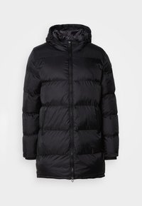 Manteau d'hiver long noir matelassé avec capuche, fermeture éclair avant et poches latérales zippées, conçu pour temps froid.