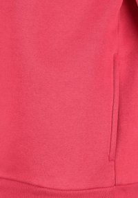 Fleece sweatshirt in felgroen, met een textuur gebreide stof, zijzak en ribgebreide zoom voor een comfortabele pasvorm. Glad en zacht materiaal.