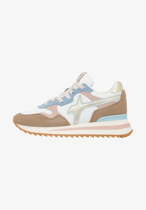 Sportsko med en blanding af hvide, blå, pink og beige materialer, ruskindsoverflade, flade snørebånd og en ribbet gummisål.