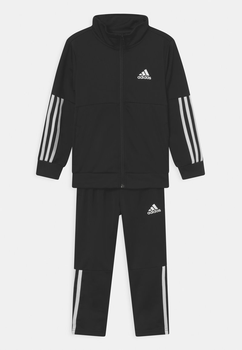 Zwart trainingspak bestaande uit een jack met ritssluiting en hoge kraag, en drie witte strepen op de mouwen, gecombineerd met bijpassende broek.