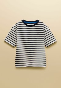 T-shirt blanc à manches courtes avec des rayures horizontales noires espacées de manière régulière et un petit logo de lapin noir sur le côté gauche de la poitrine.