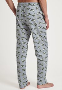 Ontspannen pasvorm pyjamabroek in lichtgrijze stof, met een bloemenpatroon in groen en zwart, voorzien van een elastische tailleband en zijzakken.