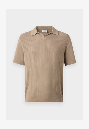 Bézs rövid ujjú kötött polo ing bordázott mintával és nyitott V-kivágású gallérral, fehér háttéren.