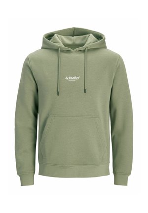 Zielona bluza z kapturem, z kieszenią kangurka, sznurkami i białym logo "JJ Studios". Wykonana z miękkiego materiału, o luźnym kroju.
