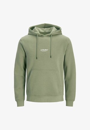 Zielona bluza z kapturem, z kieszenią kangurka, sznurkami i białym logo "JJ Studios". Wykonana z miękkiego materiału, o luźnym kroju.