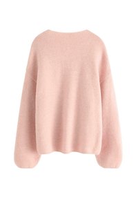 Miękki różowy, oversize'owy sweter z wełny z długimi, szerokimi rękawami i okrągłym dekoltem, prezentowany na białym tle.