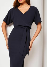 Lipsy V NECK FLUTTER SLEEVE BELTED PETITE - Pouzdrové šaty - navy blue