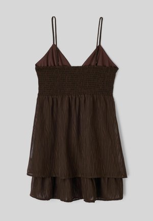 Robe marron sans manches avec fines bretelles, corsage froncé et jupe semi-transparente superposée avec un motif texturé subtil.