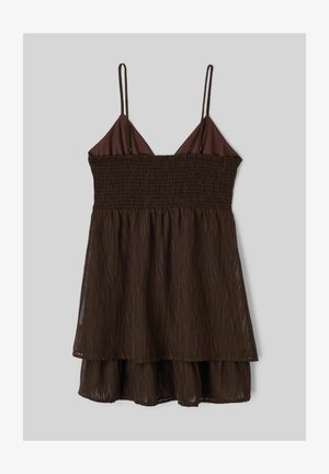 Robe marron sans manches avec fines bretelles, corsage froncé et jupe semi-transparente superposée avec un motif texturé subtil.