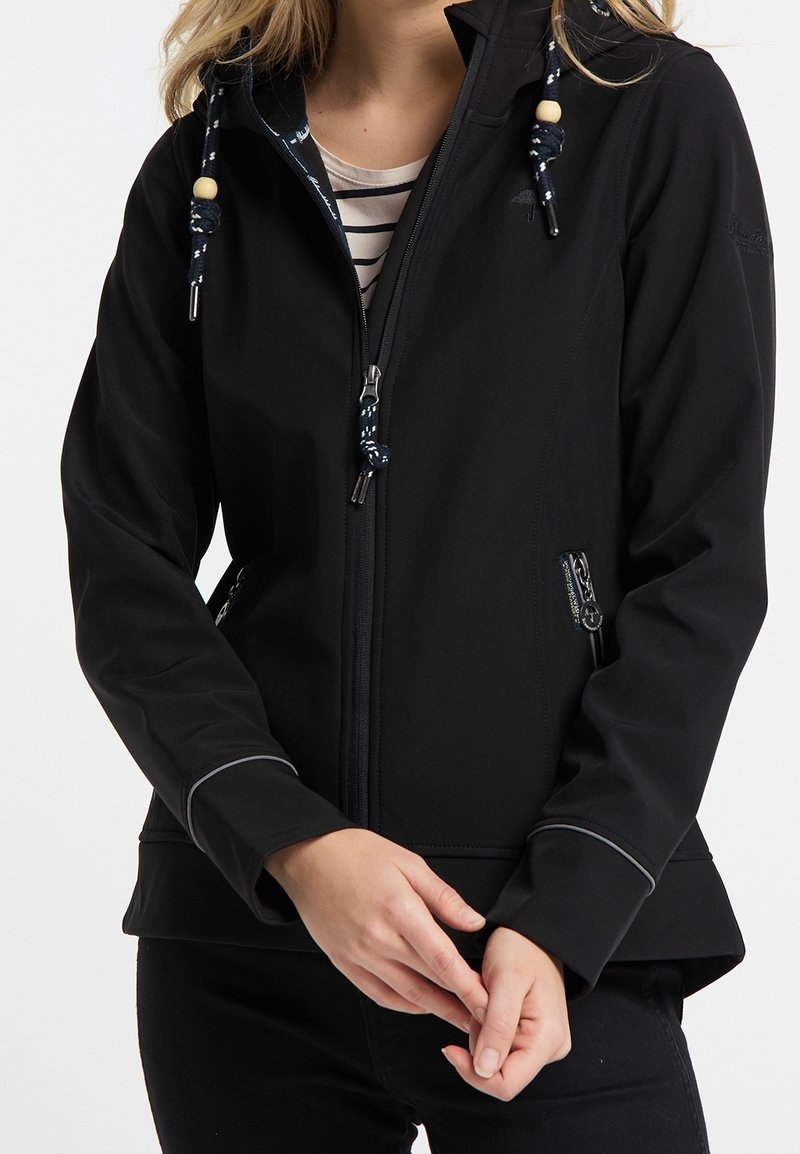 Svart softshell-jacka med dragkedja fram, två sidofickor och justerbara snören med träluckor. Slät textur, skräddarsydd passform.