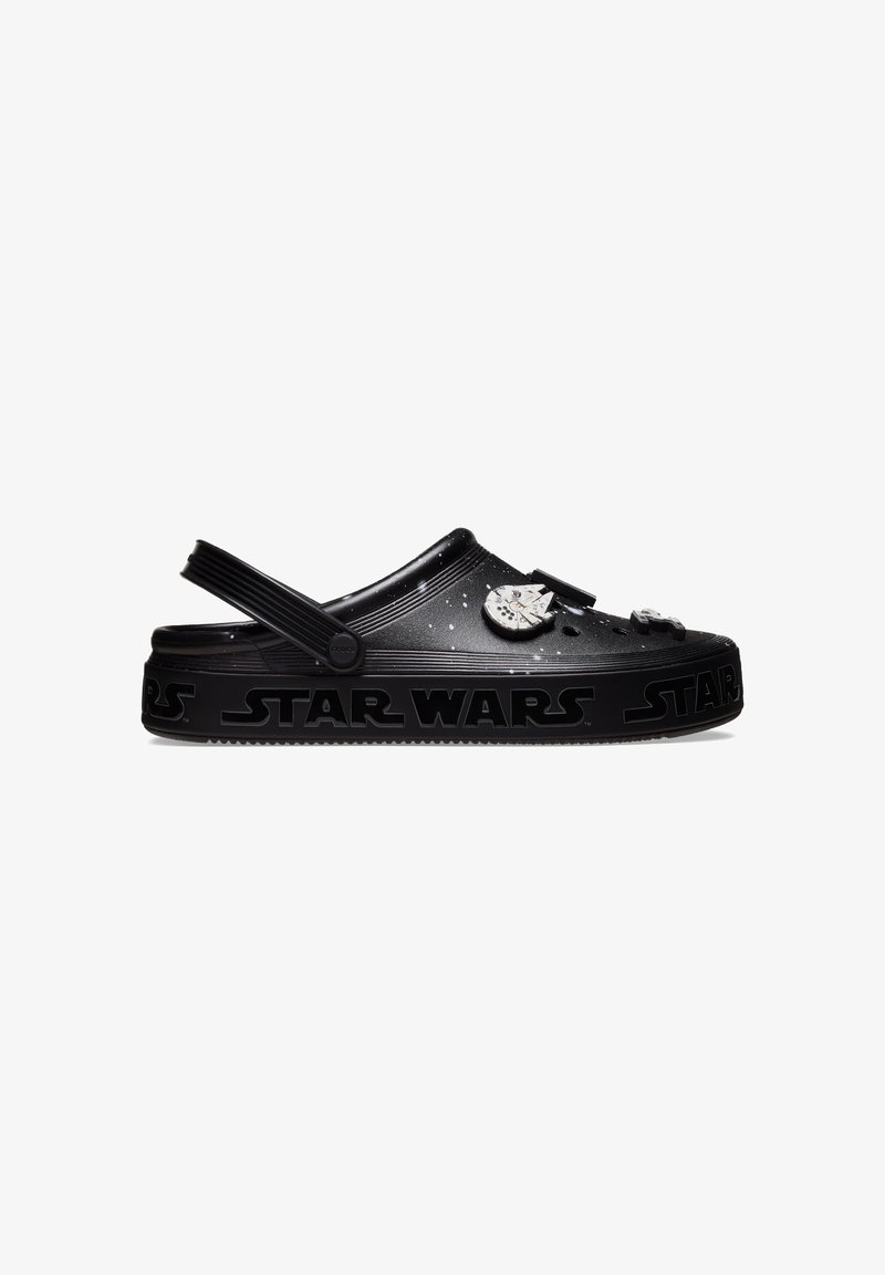 Crocs noirs avec une bride réglable, logo Star Wars sur la semelle, et breloques à thème Millennium Falcon et Star Wars sur le dessus.