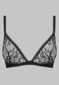 Bralette en dentelle noire avec une forme de tasse triangulaire, présentant des bords festonnés, des fines bretelles et un motif florale en dentelle pour la texture.