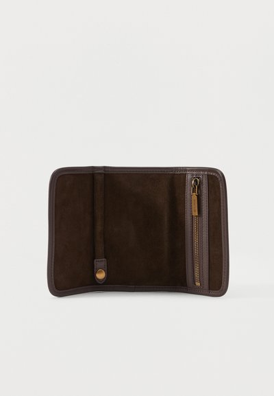 Portefeuille en daim marron ouvert montrant l'intérieur avec une poche zippée à droite et une sangle à bouton-pression à gauche.