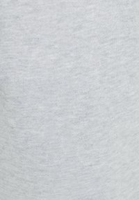Lichtgrijze katoenstof, gladde textuur, lichte heatherpatroon, uniforme uitstraling, zachte handgevoel, geschikt voor casual kleding.