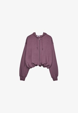 Krochetovaný cropped sveter v tmavom bobuľovom odtieni, s plným zipsom, kapucňou so šnúrkou a elastickým lemom pre voľný strih.