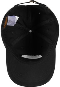 Sort baseball cap med en rund krone, syede sømme, ventilationsøjer og en justerbar rem bagpå. Indvendig viser hvid foring.