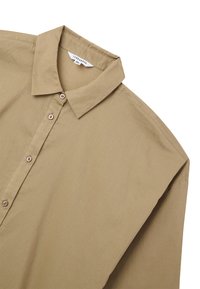 Camicia khaki con bottoni realizzata in tessuto liscio. Presenta un colletto classico, una patta frontale con bottoni e una vestibilità comoda.