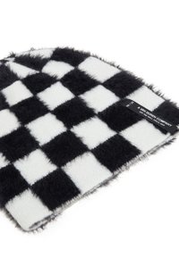 Černobílý kostkovaný čepice vyrobená z měkkého, texturovaného materiálu; má nadýchaný vzhled a štítek se značkovými detaily.