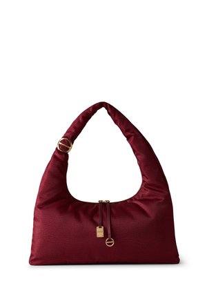 Sac hobo bordeaux en matière texturée, présentant une forme décontractée, des accents de ferrures dorées et une fermeture supérieure zippée.