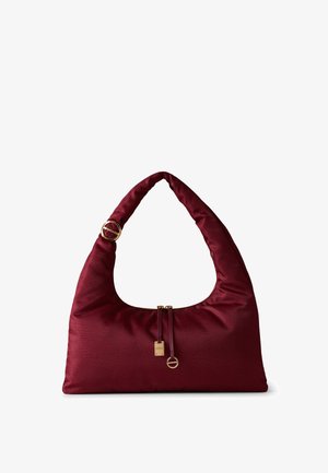 Burgunderrote Hobo-Tasche aus strukturiertem Material, mit einer lässigen Form, goldfarbenen Metallakzenten und einem Reißverschluss oben.