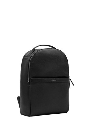 Czarny skórzany plecak z zaokrąglonym szczytem, teksturowaną powierzchnią, przednią kieszenią na zamek i uchwytem do noszenia. Elegancki, minimalistyczny design.