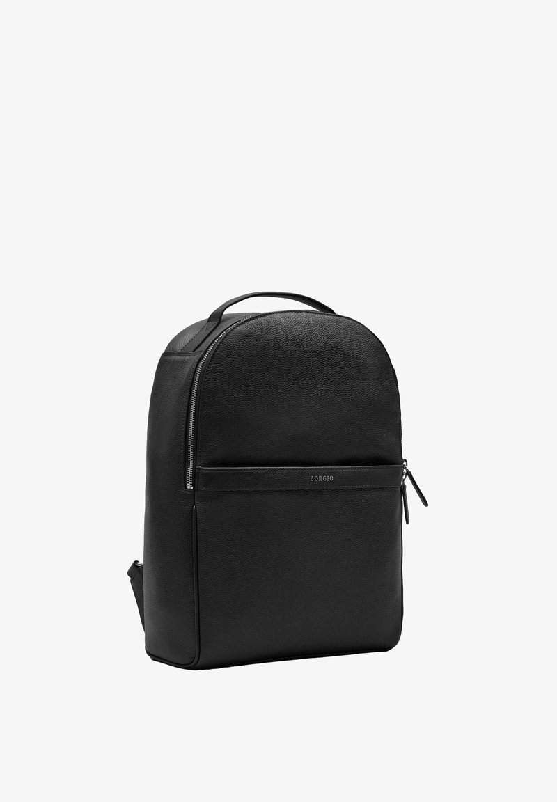 Czarny skórzany plecak z zaokrąglonym szczytem, teksturowaną powierzchnią, przednią kieszenią na zamek i uchwytem do noszenia. Elegancki, minimalistyczny design.
