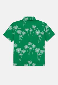 Camicia verde a maniche corte con motivo di palme bianche. Design con colletto, spallina sul retro e vestibilità rilassata. Tessuto dalla texture liscia.