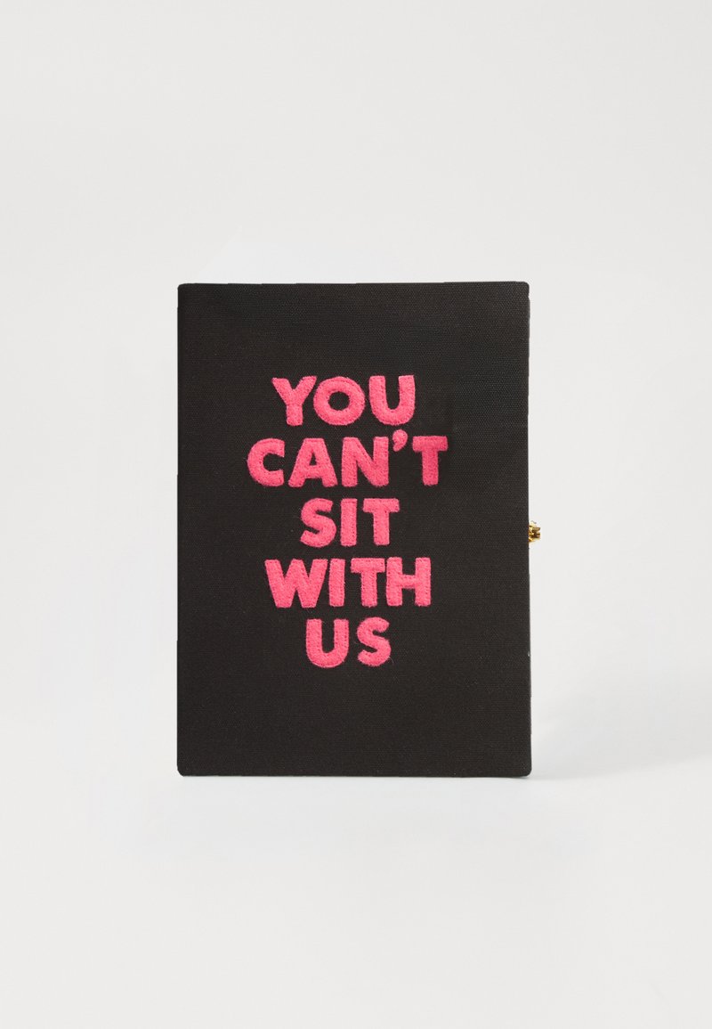 Čierny textilný obal s ružovým vyšitým textom, ktorý znie "NEMÔŽEŠ S NAMI SEDIET." Na boku má zlaté zapínanie.