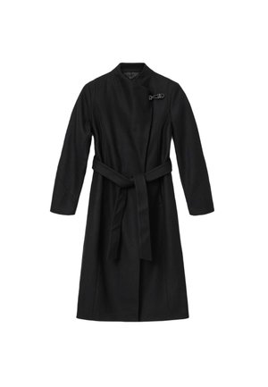 Černý kabát vyrobený z hladké, texturované tkaniny. Má design s překrytím, dlouhé rukávy a opasek na zavázání v pase. Obsahuje dekorativní sponu.