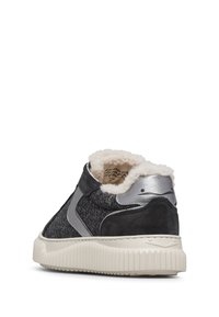 Sneaker nera e grigia con una parte superiore testurizzata, dettagli in argento e una morbida fodera bianca. Suola in gomma bianca spessa. Presenta un design elegante.