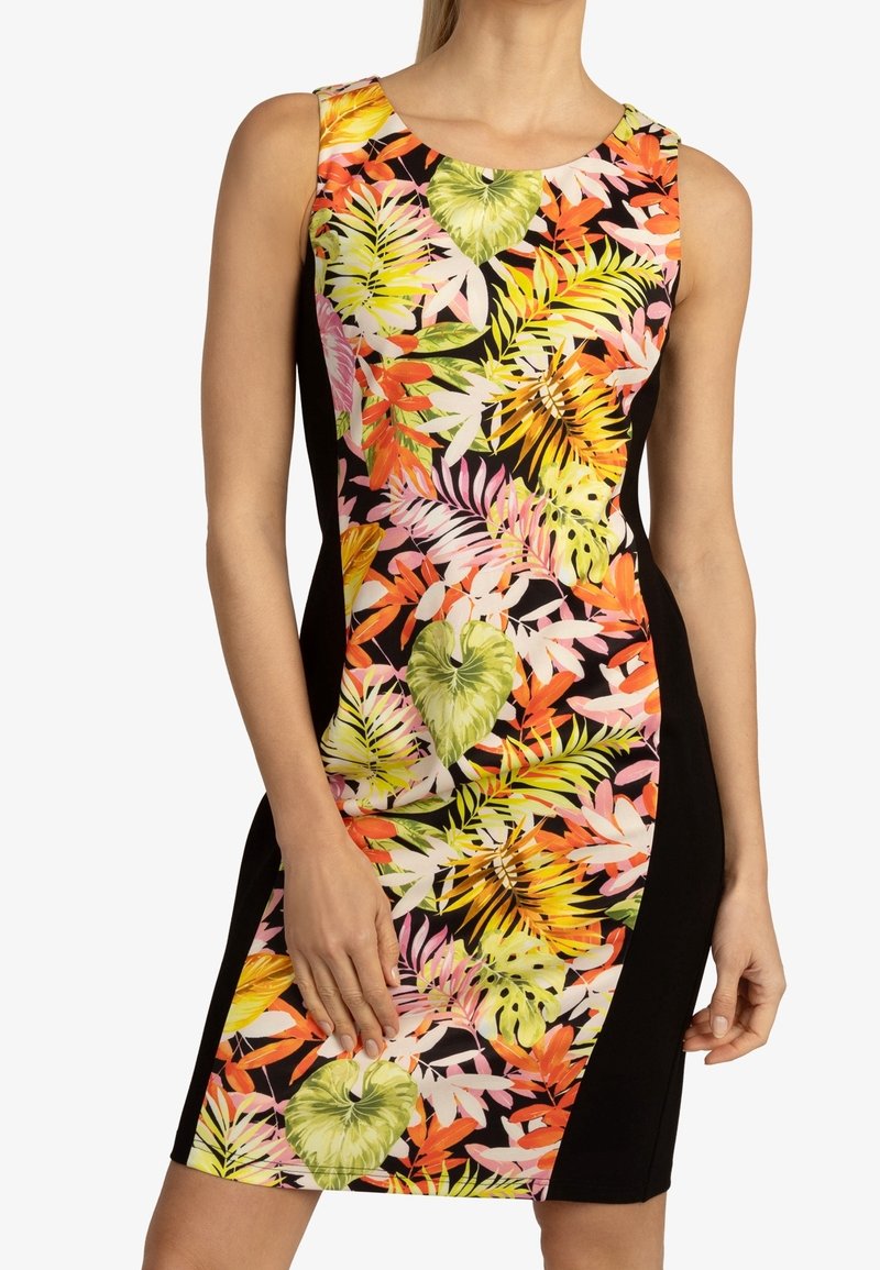 Robe sans manches longueur genou avec des panneaux latéraux noirs et un motif coloré de feuilles tropicales en vert, orange, jaune et rose.