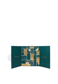 Groene en gouden adventskalender met een opvouwbaar ontwerp. Bevat meerdere lades, botanische patronen en de tekst "TIJD OM TE STRALEN."