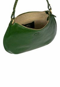 Sac à main en cuir vert avec une texture lisse, de forme courbée et une fermeture éclair sur le dessus. Il dispose d'un intérieur beige et d'une poignée tressée.