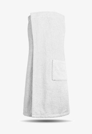 Weißer Frottee-Handtuch-Wickel mit weicher Textur, vorne mit einer Tasche und eingeprägtem Logo, für Abdeckung und Komfort entworfen.