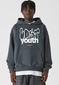 Felpa grigio scuro con una grande grafica bianca che riporta la scritta "LOST youth." Presenta una tasca frontale e polsini e orlo a coste. Tessuto in misto cotone.