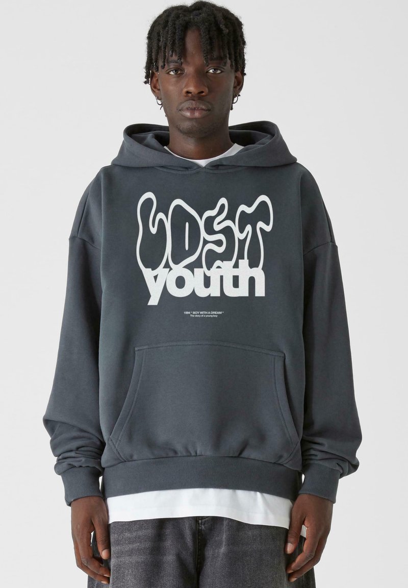 Felpa grigio scuro con una grande grafica bianca che riporta la scritta "LOST youth." Presenta una tasca frontale e polsini e orlo a coste. Tessuto in misto cotone.