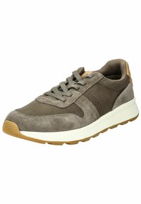 Hnědé semišové a plátěné tenisky s bílou mezipodešví a gumovou podrážkou. Mají šněrování a hnědý akcent na patě.