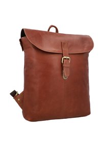 Smeđa kožna ruksak sa zatvaranjem na preklop, detaljima kopče i drškom na vrhu. Ima šavove i bočnu džep s metalnim detaljima.