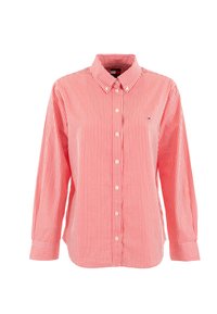 Camisa de botones de rayas rojas y blancas, con cuello, mangas largas y un pequeño logo en el pecho. Material de algodón.