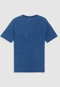 T-shirt en coton bleu uni à manches courtes, posé à plat, vu de dos sur un fond gris clair.