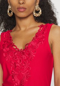 ONLY Petite ONLNIDA - Top - mars red
