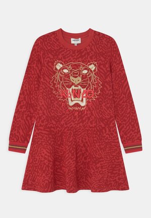 Vestido rojo de manga larga con estampado animal sutil, bordado de cara de tigre y texto "KENZO PARIS" en el frente, y puños con rayas doradas.
