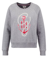 Sudadera gris con cuello redondo, que presenta un diseño gráfico náutico en rojo y blanco, hecha de tela suave con puños acanalados.
