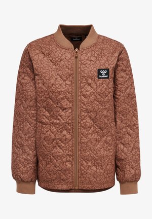 Bruine gewatteerde jas met een geometrisch patroon, ritssluiting en gebreide manchetten. Kenmerkt zich door een zwart logo-opdruk op de linkerkant van de borst.