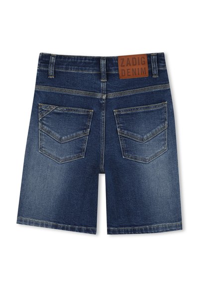 Shorts en denim bleu foncé avec une coupe droite. Les caractéristiques incluent deux poches arrière avec une couture en chevron et une étiquette de marque en cuir marron.