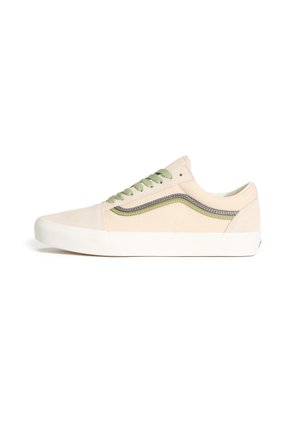 Lavtop beige sneakers med grøn og sort side-stribe, grøn snørebånd og hvid gummisål på hvid baggrund, set fra siden.