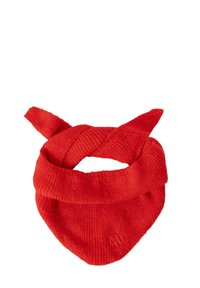 Rode gebreide sjaal voor om de nek in een driehoekige vorm, met een gedraaide ontwerp en een textuurstof. Klein logo accent dichtbij de onderkant.